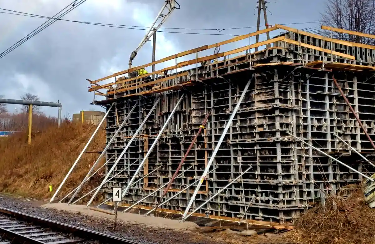 Podpory pionujące (zastrzały) do usztywnienia i pionizacji szalunków, słupów oraz prefabrykatów | budosprzet.pl