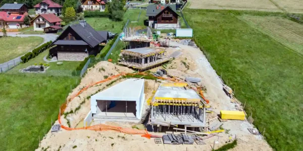 Szalunki ścienne i stropowe na wynajem - budowa nowoczesnych apartamentów w Wiśle.